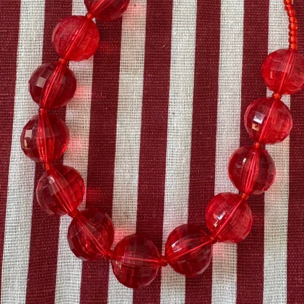 Collar bolitas rojo